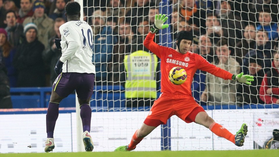 Alguns cent&eacute;simos bastam para Petr Cech mostrar que ainda &eacute; um monstro