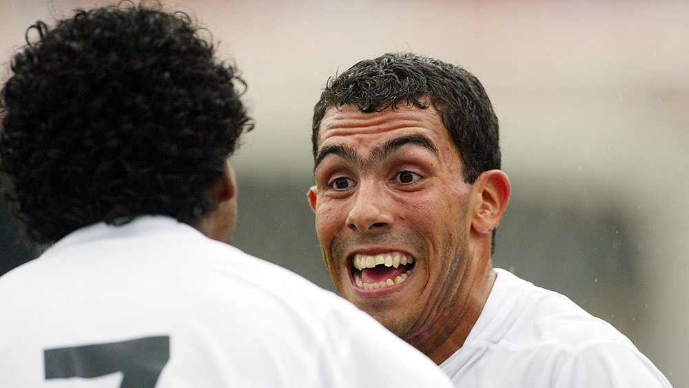 Mais dois aniversariantes do dia: os 31 anos de Tevez e os 10 de seu primeiro gol pelo Corinthians