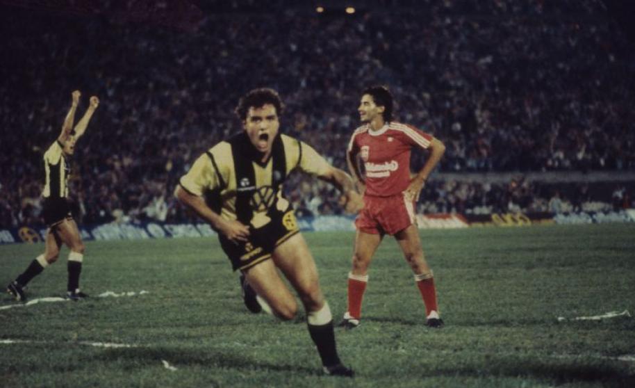 Diego Aguirre marca o gol do t&iacute;tulo do Pe&ntilde;arol em 1987
