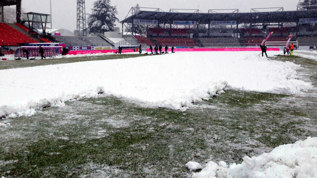 Foto divulgada pelo Evian mostra o gramado coberto de neve 