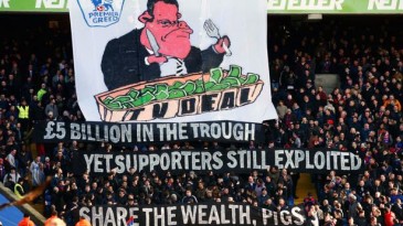 Torcida do Crystal Palace manda recado: “Dividam a riqueza, porcos”