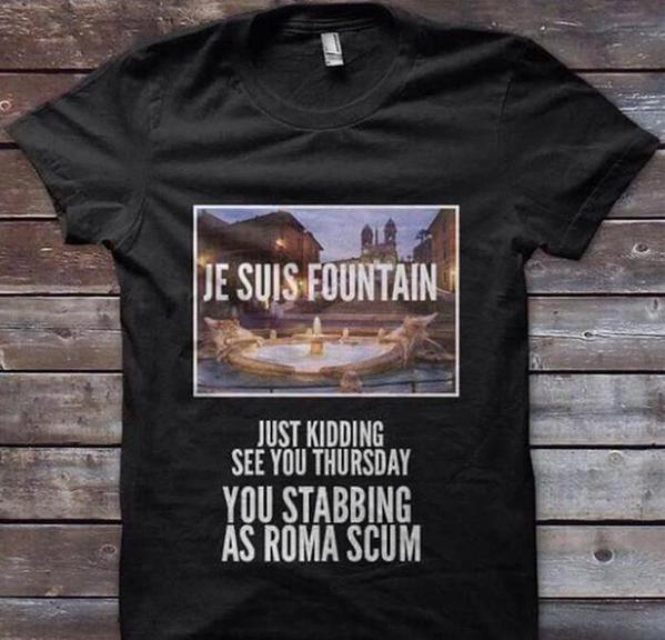 Camiseta de torcedores do Feyenoord ironizando romanistas e a fonte depredada