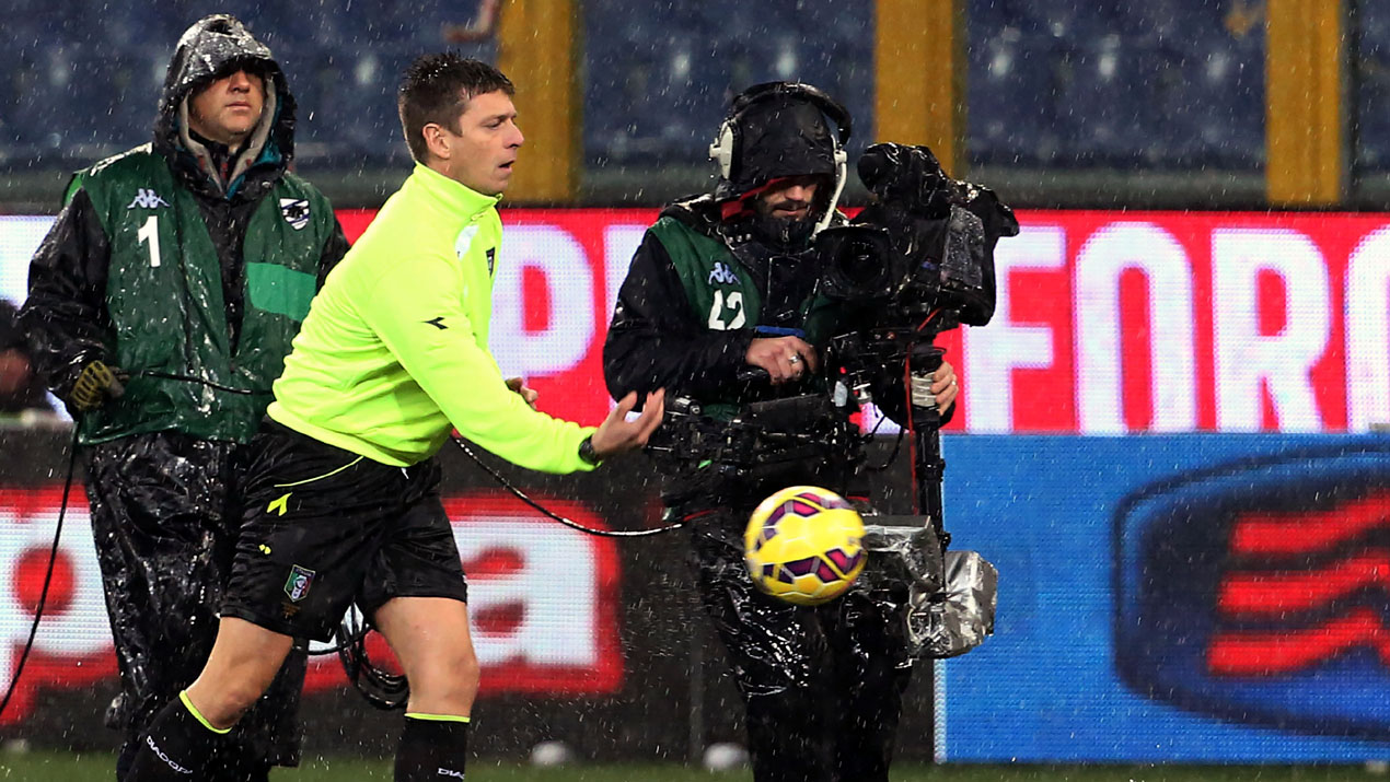 O &aacute;rbitro Gianluca Rocchi testa o gramado, mas a bola n&atilde;o rola (AP Photo/Carlo Baroncini)