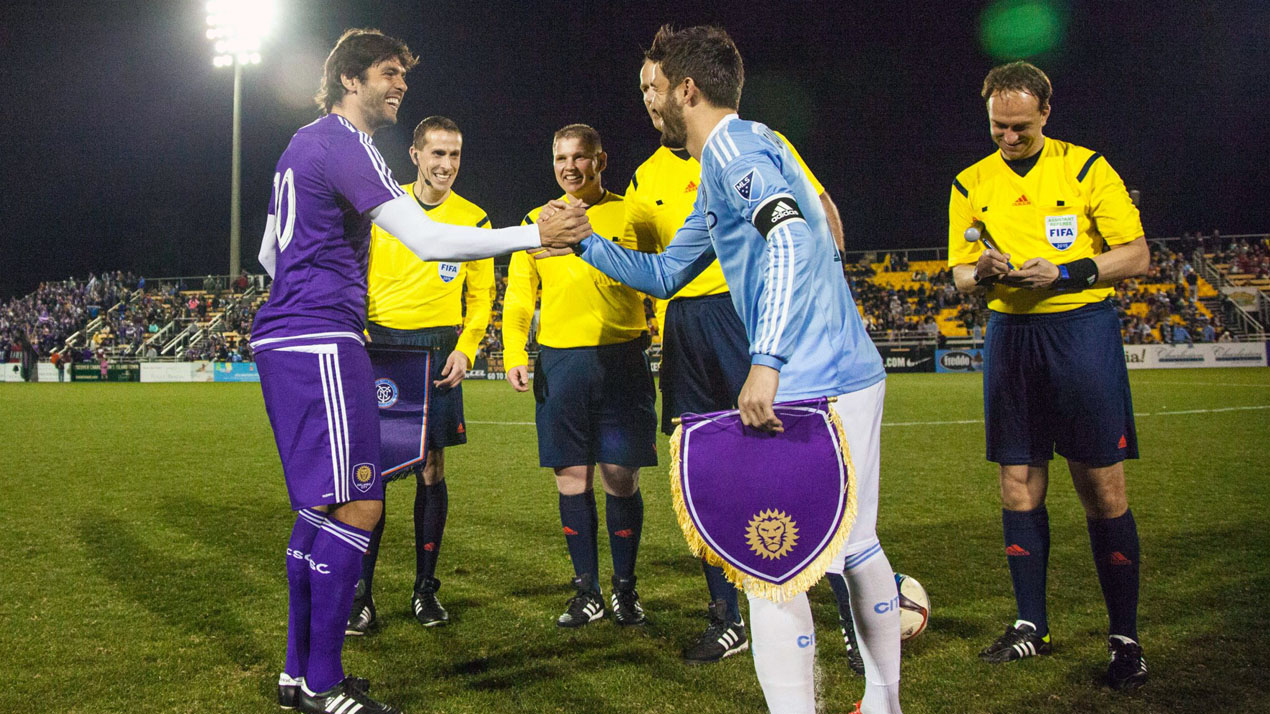 Kak&aacute; e David Villa se cumprimentam antes do amistoso entre Orlando City e New York City (Foto: divulga&ccedil;&atilde;o)