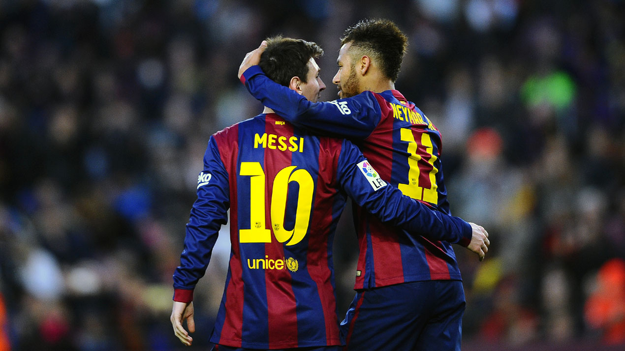 Lionel Messi e Neymar se abra&ccedil;am: mais uma vit&oacute;ria do Barcelona com os dois marcando  (AP Photo/Manu Fernandez)