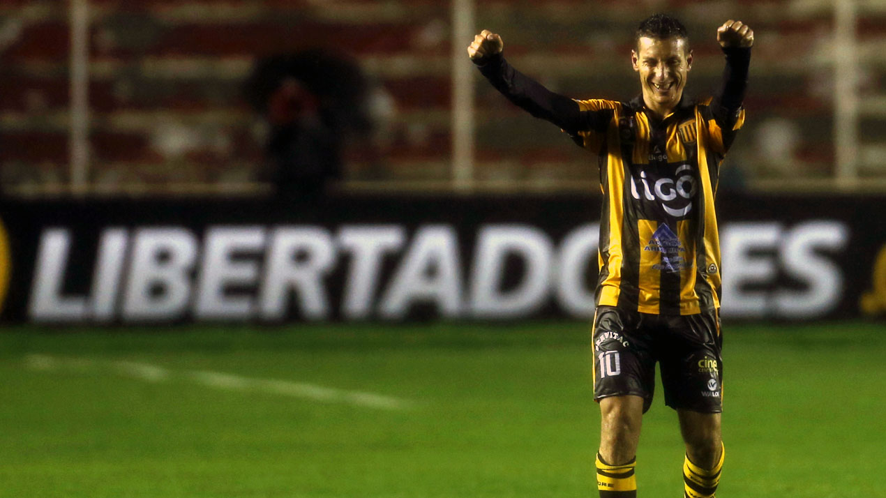 Pablo Escobar lidera o Strongest, que joga no est&aacute;dio Hernando Siles, em La Paz (AP Photo/Juan Karita)