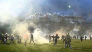 Invasão antes do jogo e sinalizadores atirados: a tensão tomou conta do clássico grego