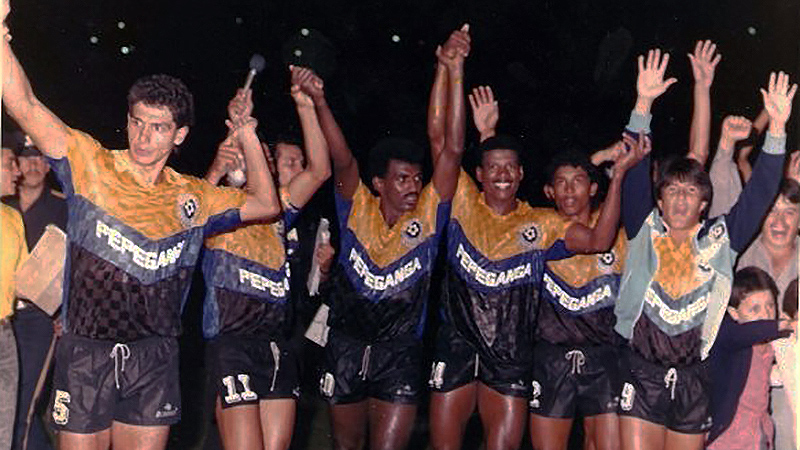 Jogadores do Pepeganga comemoram vit&oacute;ria sobre o Mineros em 1990