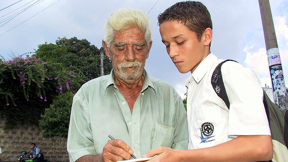Victor Pignarelli d&aacute; aut&oacute;grafo a f&atilde;