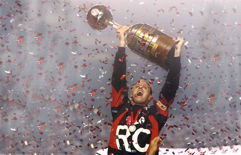 Rog&eacute;rio Ceni, capit&atilde;o do S&atilde;o Paulo, levanta a Copa Libertadores de 2005 (Foto: Runs Chiri/S&atilde;o Paulo FC)