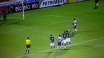 Jogador do Santo André tenta dar uma de espertinho no pênalti, mas quebra a cara