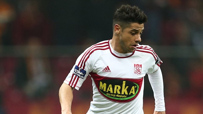 Cicinho defendendo o Sivasspor