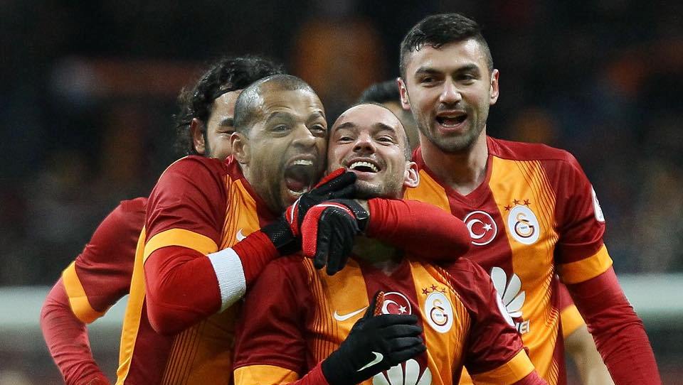 Sneijder anotou dois gola&ccedil;os para relembrar os seus momentos mais geniais