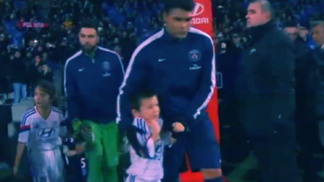 Esque&ccedil;a um pouco o choro e as caretas: Thiago Silva foi capaz de baita gesto com este garotinho