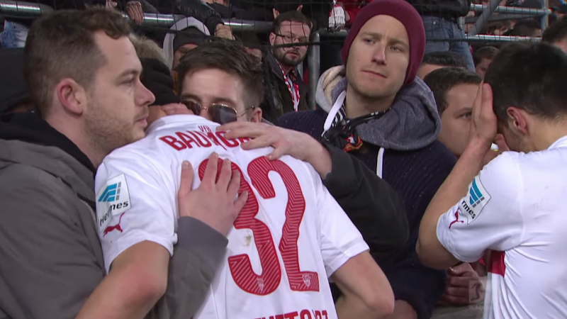 Torcida do Stuttgart mostrou como se trata um novato que comete uma falha