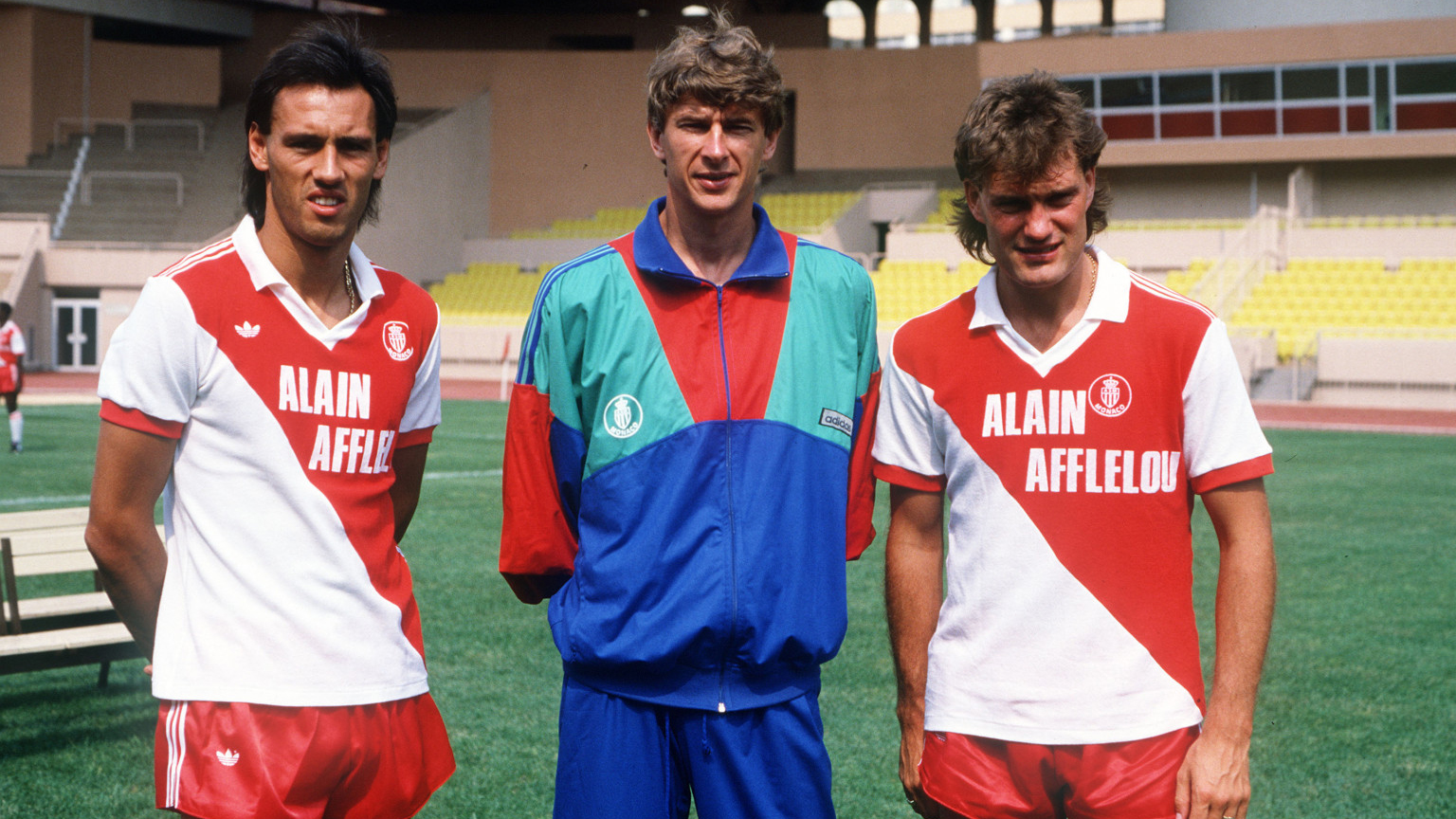 Wenger com Glenn Hoddle e Mark Hateley, algumas das suas primeiras contrata&ccedil;&otilde;es no Monaco