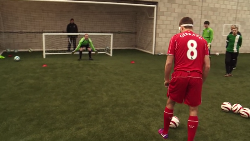 Gerrard treinou com deficientes visuais e testou sua t&eacute;cnica com os olhos vendados