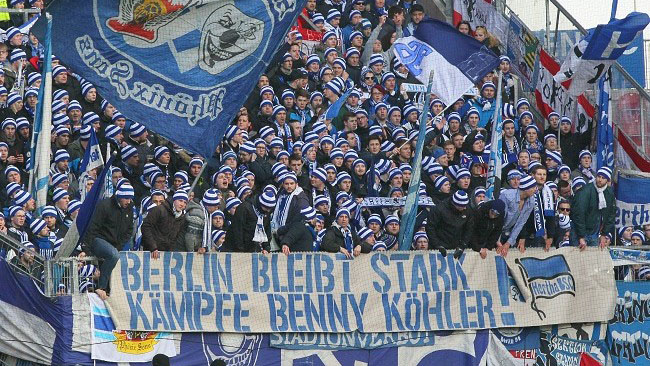 A faixa do Hertha Berlim em homenagem a Benjamin K&ouml;hler