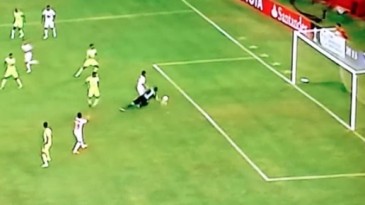 Goleiro do Mineros cometeu a falha mais bizarra da Libertadores até aqui
