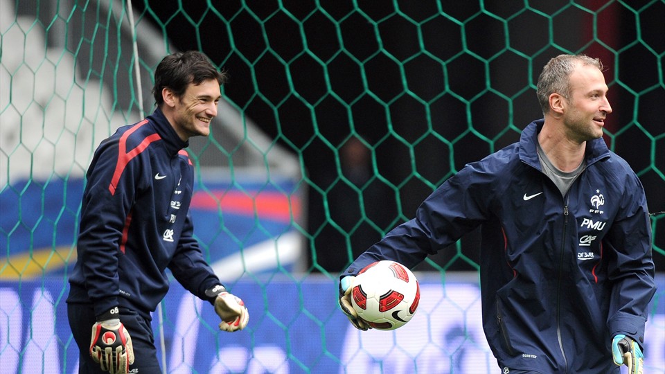 Lloris e Omeyer, em treinamento com a sele&ccedil;&atilde;o de futebol