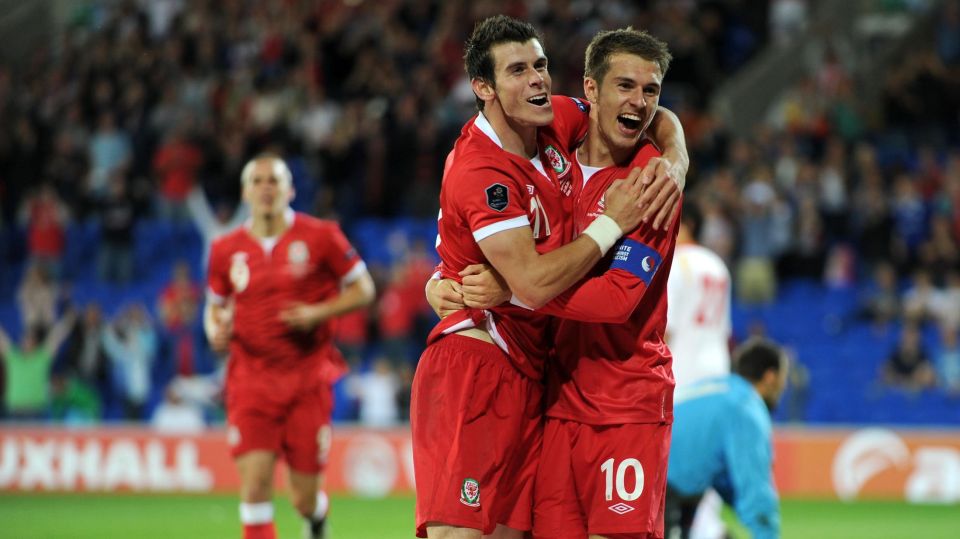 REINO UNIDO: Gales e Esc&oacute;cia fornecem cinco refor&ccedil;os &agrave; base inglesa, com Bale como craque. O Tottenham marca presen&ccedil;a, com v&aacute;rias revela&ccedil;&otilde;es recentes. || Time: C. Gordon, Clyne, A. Williams, Shawcross, Gibbs; S. Brown, Henderson, Ramsey; Bale, Kane, Naismith || Outros: Ruddy, Walker, Rose, Delph, Allen, Shelvey, Mason, Townsend, Berahino, Rhodes