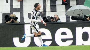 Ele não sabe brincar: Ainda mais decisivo, Tevez anotou outro golaço pela Juventus