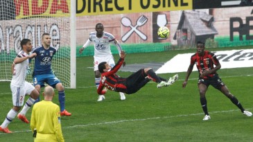 Carlos Eduardo anotou esse golaço de voleio para derrubar o Lyon da liderança