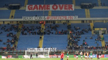 A torcida do Milan esvaziou o San Siro para pressionar a diretoria e pedir mais clareza