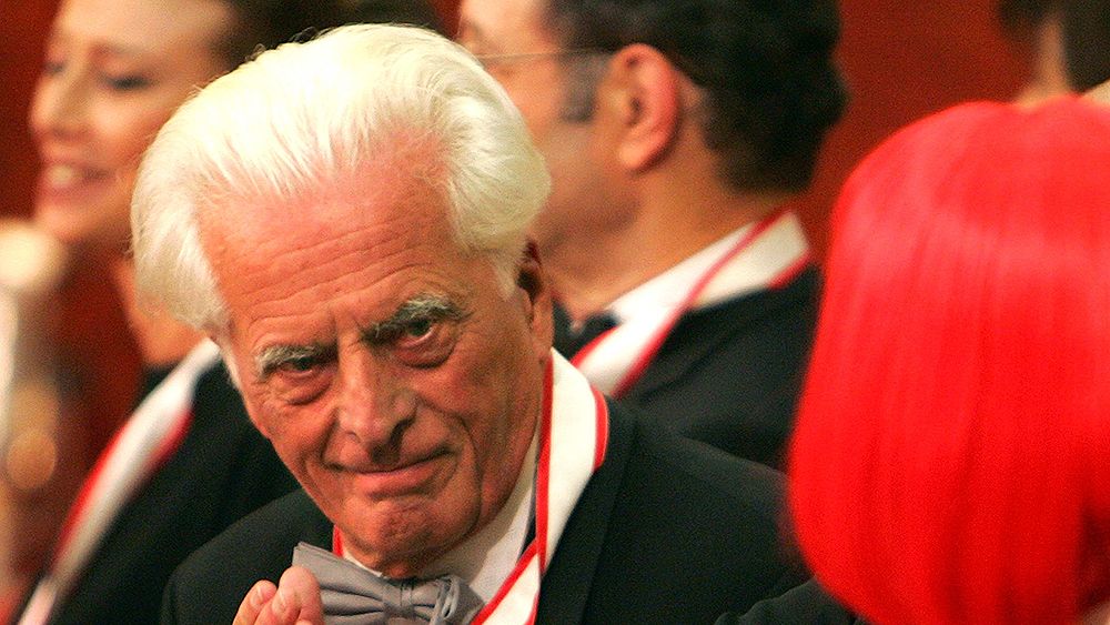Frei Otto durante cerim&ocirc;nia de premia&ccedil;&atilde;o no Jap&atilde;o, em 2006 (AP Photo/Shizuo Kambayashi)