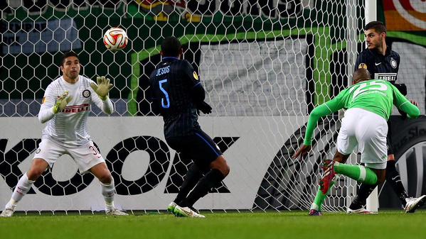 A noite desastrosa do goleiro da Inter deixou a classifica&ccedil;&atilde;o nas m&atilde;os do Wolfsburg