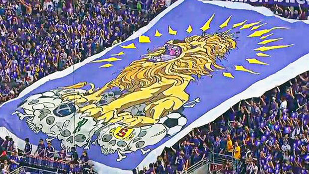 O bandeir&atilde;o da torcida do Orlando City no Citrus Bowl