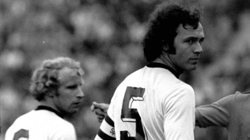 Relíquia: Beckenbauer mostra toda a sua classe nessa cobrança de falta
