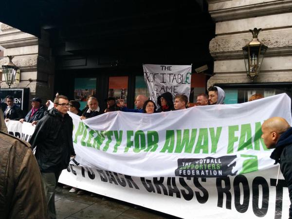 Torcedores manifestaram-se durante a reuni&atilde;o dos dirigentes