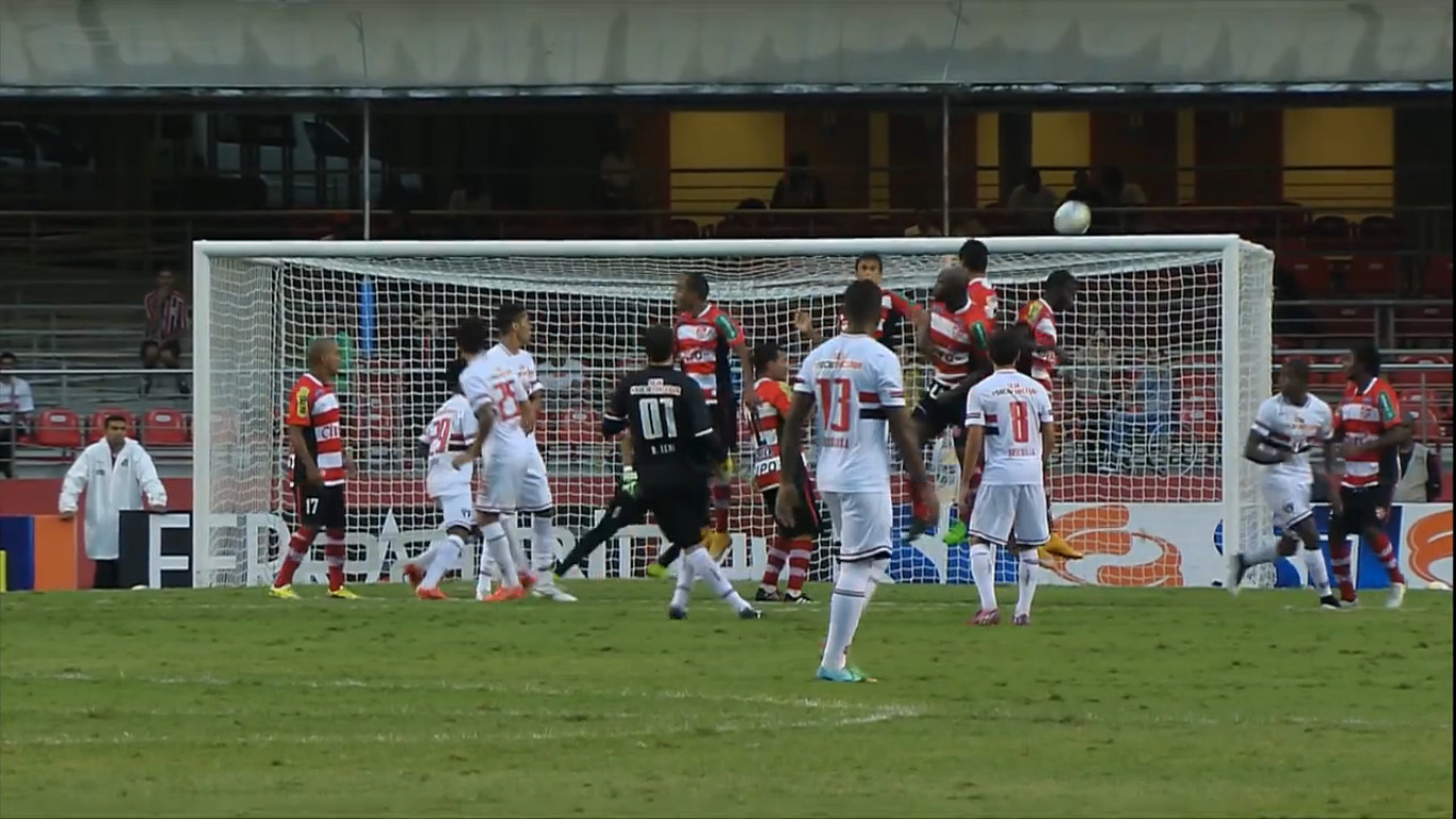 Qual a melhor maneira de responder &agrave;s cr&iacute;ticas? Para Ceni, com gola&ccedil;o de falta