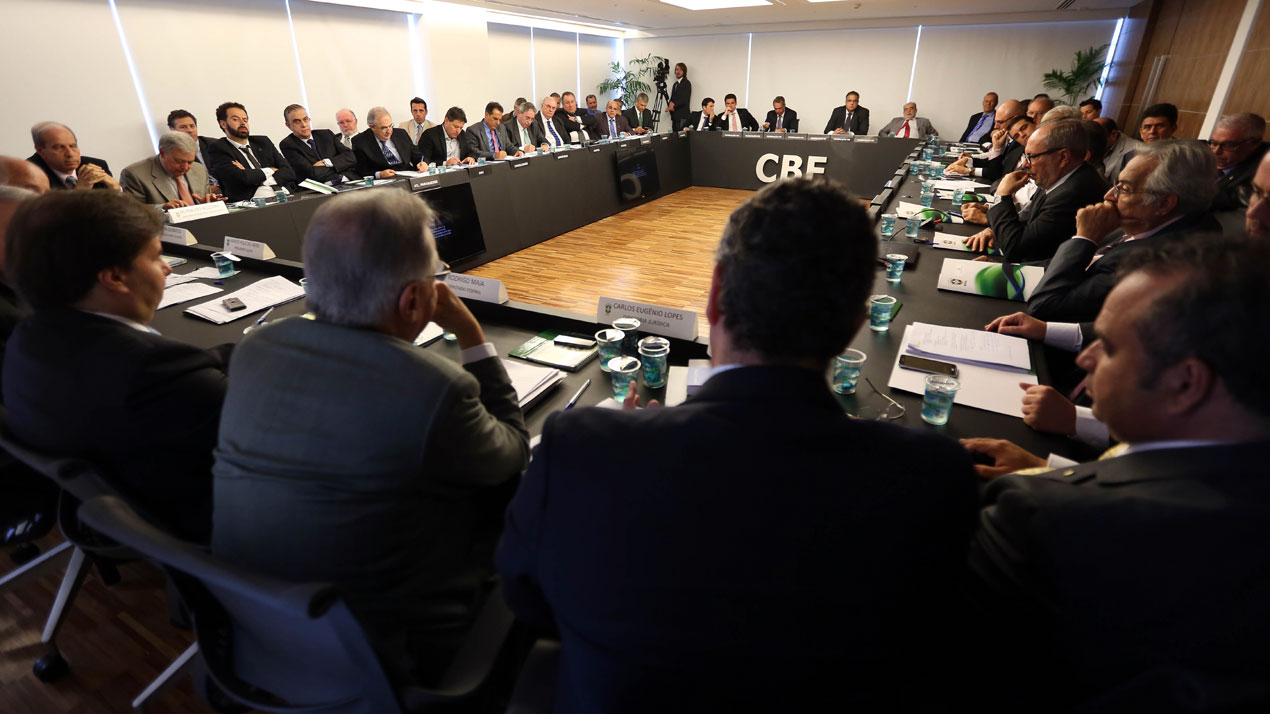 Não existe formato misto: ou é pontos corridos ou é mata-mata