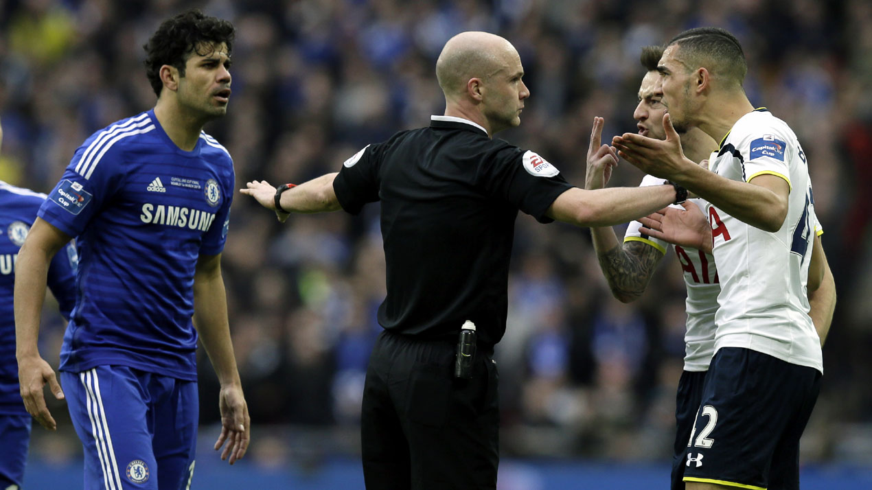 Sabe o que acontece quando se joga uma moeda em Diego Costa?