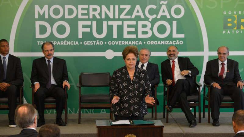 Dilma assinou a MP de responsabilidade no futebol (Foto: Ag&ecirc;ncia Brasil)