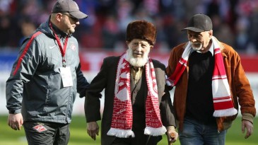 O torcedor mais velho do Spartak teve suas economias roubadas, e o clube não o abandonou