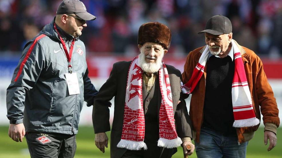 O torcedor mais velho do Spartak teve suas economias roubadas, e o clube n&atilde;o o abandonou