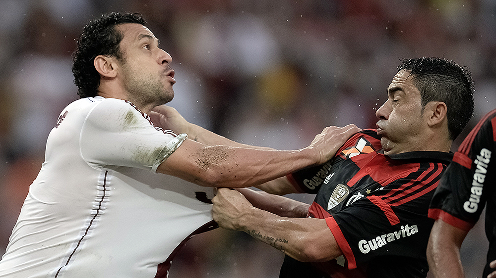 Fred e Chic&atilde;o se agarram no Fla-Flu do Brasileir&atilde;o de 2014 (Jorge Rodrigues/Eleven)