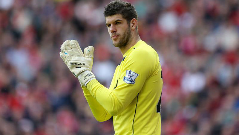 Foi com defesas como essas que Forster conseguiu parar o Chelsea