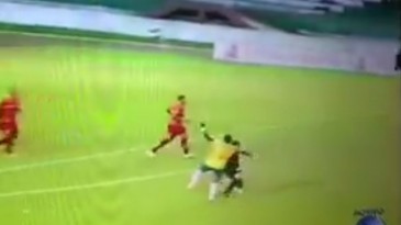 Depois de pênalti não marcado, jogador do Jacuipense dá soco no árbitro e é expulso