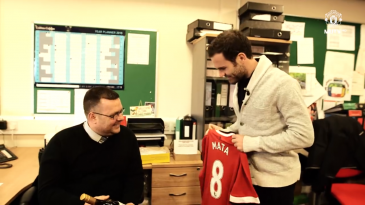 Já imaginou receber um craque do time no seu aniversário como funcionário do clube?