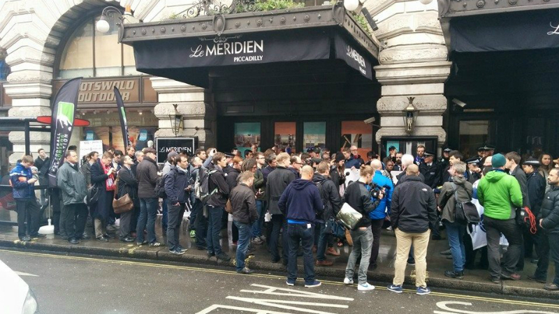 Torcedores estiveram presentes do lado de fora do hotel em que a alta c&uacute;pula da Premier League se reunia (Divulga&ccedil;&atilde;o/FSF)