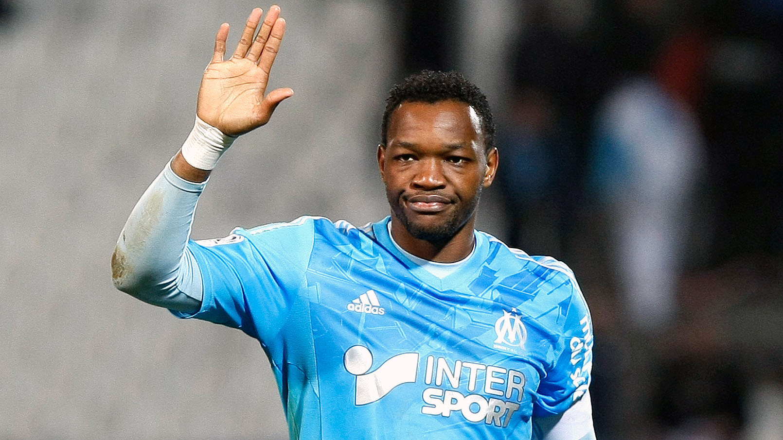 Atiraram uma garrafa de &aacute;gua em Mandanda, que defendeu e ainda sorriu