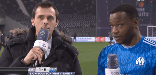 Mandanda, goleiro do Olympique de Marseille, defende uma garrafa d'&aacute;gua