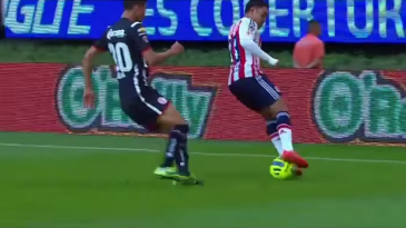 [Vídeo] Sabe o drible clássico de Zidane? Marco Fabián emendou um drible da vaca a ele