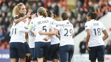 Equipe feminina do PSG deu aula de como cobrar um escanteio bem ensaiado com golaço