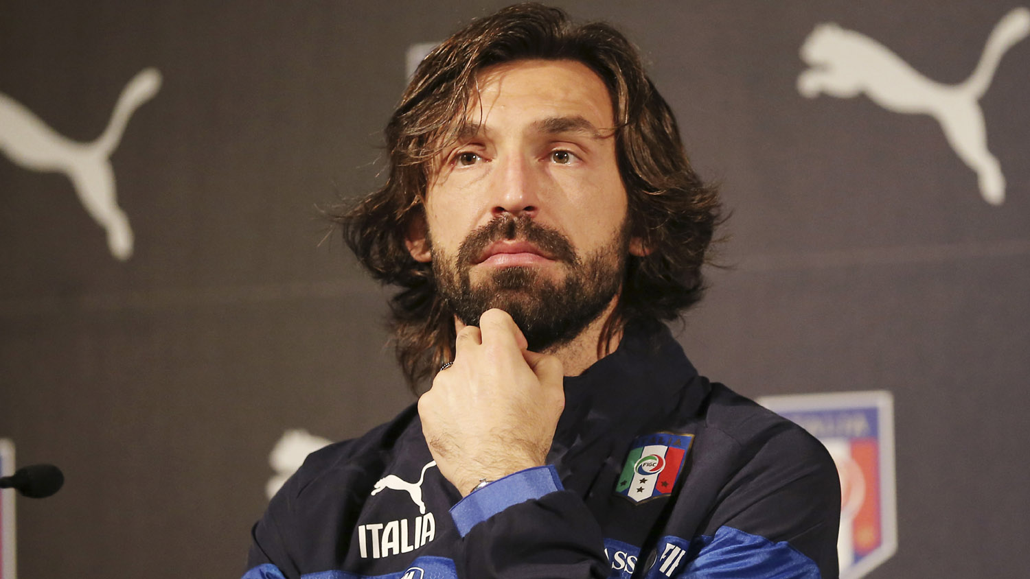 Valdifiori substituiu Pirlo na sele&ccedil;&atilde;o e recebeu o reconhecimento pelas m&atilde;os do pr&oacute;prio &iacute;dolo