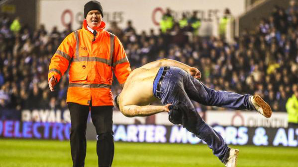 Esse invasor conseguiu dar quatro cambalhotas antes de ser parado pelos fiscais